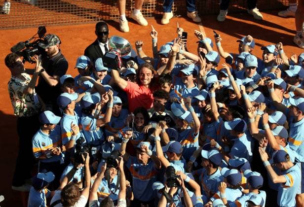 Finale Rolex MOnte-Carlo Masters PHOTOPQR NICE MATIN Jean François Ottonello ; Roquebrune-Cap-Martin ; 14 04 2024 ; Finale Rolex MOnte-Carlo Masters - Stefanos Tsitsipas (GRE en rouge) avec la coupe et les ramasseurs de balles Roquebrune-Cap-Martin France Copyright: xPHOTOPQR NICExMATIN MAXPPPxJeanxFrançoisxOttonellox 20240414NIM0080 20240414NIM0080