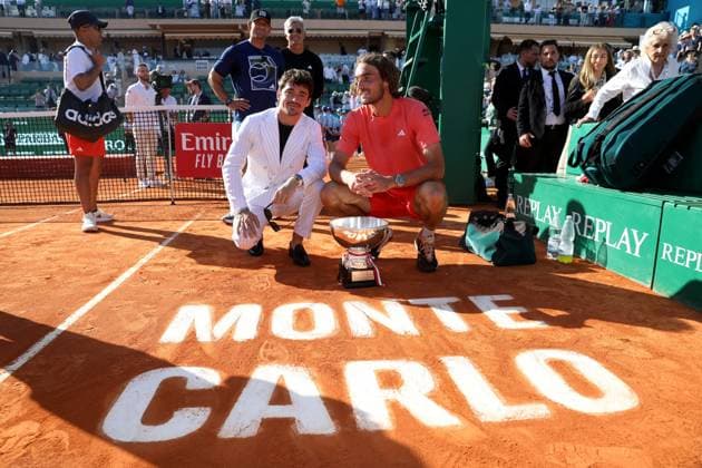 Finale Rolex MOnte-Carlo Masters PHOTOPQR NICE MATIN Jean François Ottonello ; Roquebrune-Cap-Martin ; 14 04 2024 ; Finale Rolex MOnte-Carlo Masters - Stefanos Tsitsipas (GRE en rouge) avec la coupe et Charles Leclerc Roquebrune-Cap-Martin France Copyright: xPHOTOPQR NICExMATIN MAXPPPxJeanxFrançoisxOttonellox 20240414NIM0082 20240414NIM0082