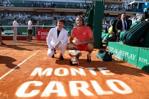 Finale Rolex MOnte-Carlo Masters PHOTOPQR NICE MATIN Jean François Ottonello ; Roquebrune-Cap-Martin ; 14 04 2024 ; Finale Rolex MOnte-Carlo Masters - Stefanos Tsitsipas (GRE en rouge) avec la coupe et Charles Leclerc Roquebrune-Cap-Martin France  Copyright: xPHOTOPQR NICExMATIN MAXPPPxJeanxFrançoisxOttonellox 20240414NIM0083 20240414NIM0083