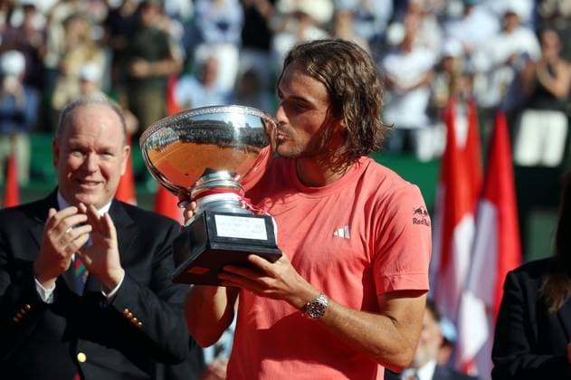 Finale Rolex MOnte-Carlo Masters PHOTOPQR NICE MATIN Jean François Ottonello ; Roquebrune-Cap-Martin ; 14 04 2024 ; Finale Rolex MOnte-Carlo Masters - Stefanos Tsitsipas (GRE en rouge) avec la coupe Roquebrune-Cap-Martin France Copyright: xPHOTOPQR NICExMATIN MAXPPPxJeanxFrançoisxOttonellox 20240414NIM0084 20240414NIM0084