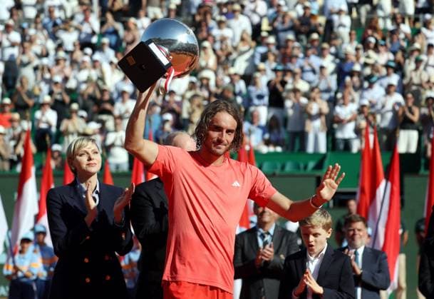 Finale Rolex MOnte-Carlo Masters PHOTOPQR NICE MATIN Jean François Ottonello ; Roquebrune-Cap-Martin ; 14 04 2024 ; Finale Rolex MOnte-Carlo Masters - Stefanos Tsitsipas (GRE en rouge) avec la coupe Roquebrune-Cap-Martin France Copyright: xPHOTOPQR NICExMATIN MAXPPPxJeanxFrançoisxOttonellox 20240414NIM0085 20240414NIM0085