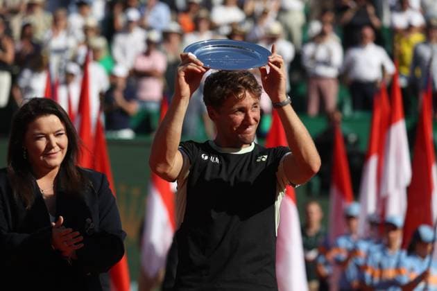 Finale Rolex MOnte-Carlo Masters PHOTOPQR NICE MATIN Jean François Ottonello ; Roquebrune-Cap-Martin ; 14 04 2024 ; Finale Rolex MOnte-Carlo Masters - Casper Ruud (NOR en noir) et son trophee Roquebrune-Cap-Martin France Copyright: xPHOTOPQR NICExMATIN MAXPPPxJeanxFrançoisxOttonellox 20240414NIM0088 20240414NIM0088