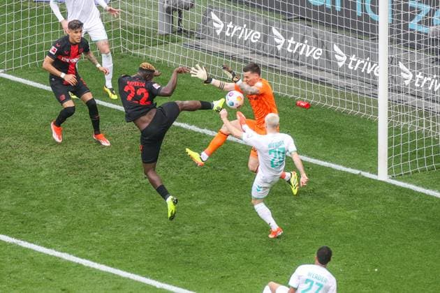 Sport Bilder des Tages 14.04.2024, Fussball, 2. Bundesliga, 29. Spieltag, Saison 2023 2024, Bayer Leverkusen - Werder Bremen, v. l. Victor Boniface (Bayer Leverkusen), Torwart Michael Zetterer (SV Werder Bremen), Romano Schmid (SV Werder Bremen) Leverkusen BayArena NRW Deutschland xRHR-FOTO TRx *** 14 04 2024, Soccer, 2 Bundesliga, Matchday 29, Season 2023 2024, Bayer Leverkusen Werder Bremen, f l Victor Boniface Bayer Leverkusen , Goalkeeper Michael Zetterer SV Werder Bremen , Romano Schmid SV Werder Bremen Leverkusen BayArena NRW Germany xRHR PHOTO TRx Copyright: RHR-FOTOx RHR-FOTO TR