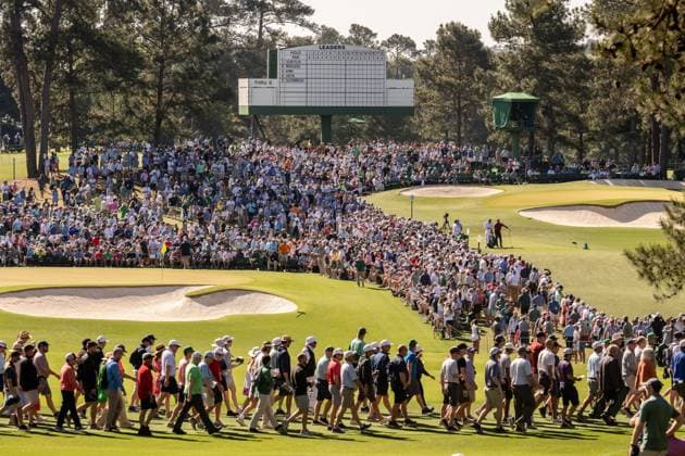 240414 Patrons following Tiger Woods of the United States during the final round of the 2024 Masters Golf Tournament on April 14, 2024 in Augusta Photo Petter Arvidson BILDBYRAN kod PA PA0795 bbeng golf masters the masters Augusta us masters publik  Copyright: PETTERxARVIDSON BB240414PA051