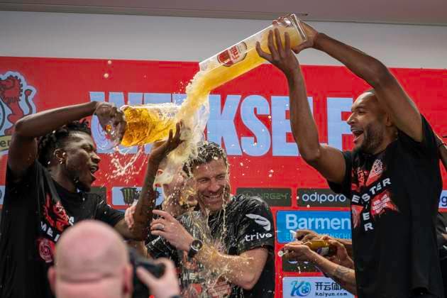 Sport Themen der Woche KW15 Sport Bilder des Tages Fussball: 1. Bundesliga, Saison 2023 2024, 29. Spieltag, Bayer 04 Leverkusen - SV Werder Bremen am 14.04.2024 in der BayArena in Leverkusen. Bierdusche fuer den Trainer auf der Pressekonferenz. Wichtiger Hinweis: Gemaess den Vorgaben der DFL Deutsche Fussball Liga bzw. des DFB Deutscher Fussball-Bund ist es untersagt, in dem Stadion und oder vom Spiel angefertigte Fotoaufnahmen in Form von Sequenzbildern und oder videoaehnlichen Fotostrecken zu verwerten bzw. verwerten zu lassen. Foto: Kirchner-Media TH *** Soccer 1 Bundesliga, Season 2023 2024, Matchday 29, Bayer 04 Leverkusen SV Werder Bremen on 14 04 2024 in the BayArena in Leverkusen Beer shower for the coach at the press conference Important note According to the regulations of the DFL German Football League or the DFB German Football Association, it is prohibited to use or have used photographs taken in the stadium and or from the match in the form of sequential images and or video-like photo series Foto Kirchner Media TH Copyright: xKirchner-Media THx