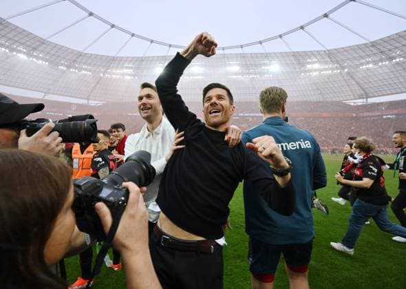Cheering after the final whistle Coach Xabi Alonso Bayer 04 Leverkusen , Sports Director Simon Rolfes Bayer 04 Leverkusen , v re 14 04 2024, Soccer season 2023 2024, 1 Bundesliga, Matchday 29, Bayer 04 Leverkusen SV Werder Bremen Leverkusen BayArena Nordrhein Westfalen Germany Team2