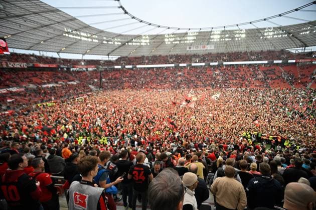 14.04.2024, xjrdrx, Fussball 1.Bundesliga, Bayer 04 Leverkusen - SV Werder Bremen emspor, v.l. Platzsturm Fans Zuschauer von Bayer Leverkusen feiern die erste Meisterschaft der Vereinsgeschichte Emotionen, Trikots, Feier, Jubel, Fahnen (DFL DFB REGULATIONS PROHIBIT ANY USE OF PHOTOGRAPHS as IMAGE SEQUENCES and or QUASI-VIDEO) Leverkusen *** 14 04 2024, xjrdrx, Soccer 1 Bundesliga, Bayer 04 Leverkusen SV Werder Bremen emspor, v l Platzsturm Fans of Bayer Leverkusen celebrate the first championship in the clubs history Emotions, jerseys, celebration, cheers, flags DFL DFB REGULATIONS PROHIBIT ANY USE OF PHOTOGRAPHS as IMAGE SEQUENCES and or QUASI VIDEO Leverkusen