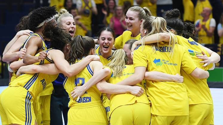 Bilder des Jahres 2024, Sport 04 April Sport Themen der Woche KW15 Sport Bilder des Tages Basketball, 1. Bundesliga Frauen Damen DBBL, Saison 2023 2024, Meisterschafts-Playoff Halbfinale, Spiel 3, Gisa Lions MBC Halle Saale vs. ALBA Berlin (14.04.2024) 65:68 (35:32). Die Frauen von ALBA Berlin jubeln nach dem Sieg im Spiel Gisa Lions MBC Halle gegen ALBA Berlin (14.04.2024). Alba zieht damit ins Meisterschafts-Finale der DBBL ein. Es jubeln u.a. Deeshyra Thomas (Alba Berlin, Rückennummer 24, point-guard), Theresa Simon (Alba Berlin, Rückennummer 3, small-forward), Lena Gohlisch (Alba Berlin, Rückennummer 12, point-guard), Tessa Stammberger (Alba Berlin, Rückennummer 6, small-forward), Laina Snyder (Alba Berlin, Rückennummer 9, small-forward), Leoni Kreyenfeld (Alba Berlin, Rückennummer 7, shooting-guard), Nina Rosemeyer (Alba Berlin, Rückennummer 11, small-forward), Stefanie Grigoleit (Alba Berlin, Rückennummer 2, power-forward). Weißenfels Sachsen-Anhalt Deutschland Stadthalle Weißenfels *** Basketball, 1 Bundesliga Women DBBL, Season 2023 2024, Championship Playoff Semifinal, Game 3, Gisa Lions MBC Halle Saale vs ALBA Berlin 14 04 2024 65 68 35 32 The women of ALBA Berlin cheer after the victory in the game Gisa Lions MBC Halle vs ALBA Berlin 14 04 2024 Alba enters the championship final of the DBBL Deeshyra Thomas Alba Berlin, back number 24, point guard , Theresa Simon Alba Berlin, back number 3, small forward , Lena Gohlisch Alba Berlin, back number 12, point guard , Tessa Stammberger Alba Berlin, back number 6, small forward , Laina Snyder Alba Berlin, back number 9, small forward , Leoni Kreyenfeld Alba Berlin, back number 7, shooting guard , Nina Rosemeyer Alba Berlin, back number 11, small forward , Stefanie Grigoleit Alba Berlin, back number 2, power forward Weißenfels Sachsen Anhalt Germany Stadthalle Weißenfels
