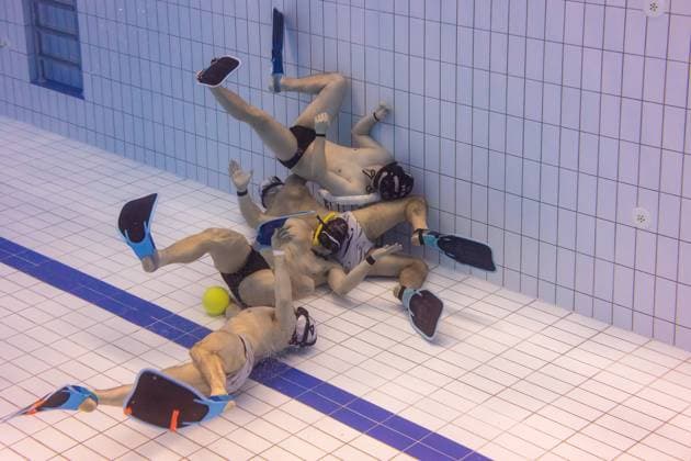 Underwater Rugby 5 Matchday 1 Bundesliga South Season 2023 24 The top match of the 1 Bundesliga South between TSV Malsch white and Tauchclub Bamberg blue set the highlight of the matchday The duel decided the first place in the league and the title of South German champion After Bamberg had won against Malsch in the first round, Malsch triumphed this time with a narrow 1 0 victory Niklas Tadda in front of the Bamberg goal fends off an attack by Malsch Bamberg Bavaria Germany 20240414-6V2A1071-Bearbeitet