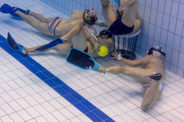 Underwater Rugby 5 Matchday 1 Bundesliga South Season 2023 24 The top match of the 1 Bundesliga South between TSV Malsch white and the diving club Bamberg blue set the highlight of the matchday The duel decided the first place in the league and the title of South German champion After Bamberg had won against Malsch in the first round, Malsch triumphed this time with a narrow 1 0 victory Attack of the Malsch team at the Bamberg gate Bamberg Bavaria Germany 20240414-6V2A1105-Bearbeitet