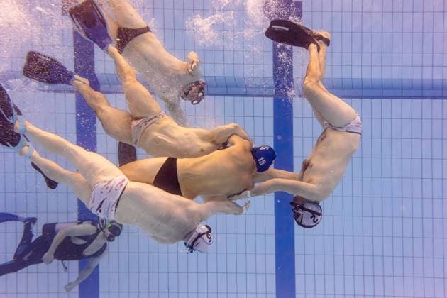 Underwater Rugby 5 Matchday 1 Bundesliga South Season 2023 24 The top match of the 1 Bundesliga South between TSV Malsch white and the diving club Bamberg blue set the highlight of the matchday The duel decided the first place in the league and the title of South German champion After Bamberg had won against Malsch in the first round, Malsch triumphed this time with a narrow 1 0 victory Andreas Weißenberger with the number 15 is attacked by numerous Malsch players in the midfield of the pitch Bamberg Bavaria Germany 20240414-6V2A1204-Bearbeitet