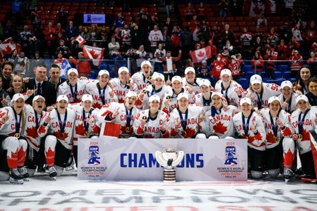 240414 Players and staff of Canada celebrate after the 2024 IIHF Women s World Championship final between USA and Canada on April 14, 2024 in Utica Photo Aron Broman BILDBYRAN COP 341 AM0053 ishockey ice hockey vm dam 2024 iihf womens world championship dam vm ishockey vm final usa canada canada women bbeng jubel  Copyright: ARONxBROMAN BB240414AM125