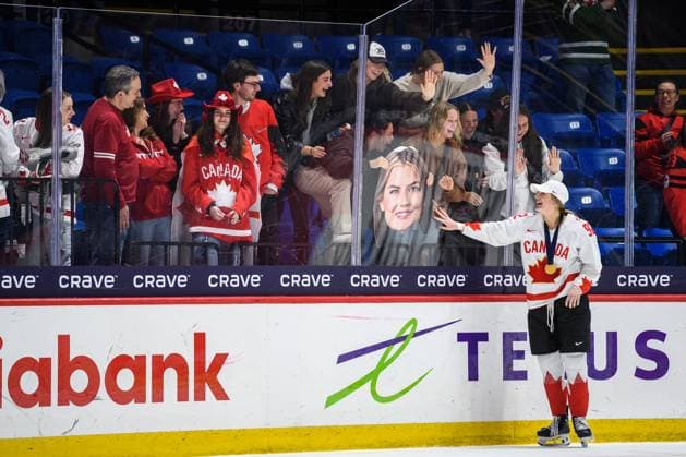240414 Danielle Serdachny of Canada celebrates with fans after the 2024 IIHF Women s World Championship final between USA and Canada on April 14, 2024 in Utica Photo Aron Broman BILDBYRAN COP 341 AM0053 ishockey ice hockey vm dam 2024 iihf womens world championship dam vm ishockey vm final usa canada kanada women bbeng jubel publik  Copyright: ARONxBROMAN BB240414AM146