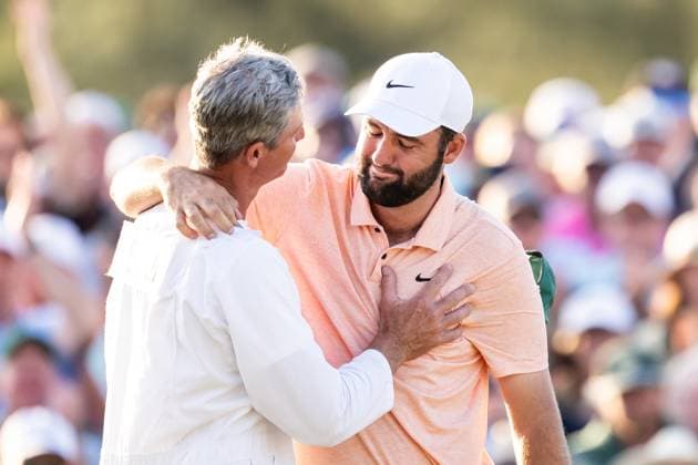 240414 Scottie Scheffler of the United States celebrate with his caddie Ted Scott on the 18th green after winning the final round of the 2024 Masters Golf Tournament on April 14, 2024 in Augusta Photo Petter Arvidson BILDBYRAN kod PA PA0795 bbeng golf masters the masters Augusta us masters jubel  Copyright: PETTERxARVIDSON BB240414PA214