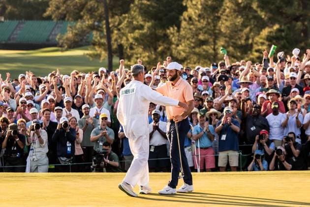 240414 Scottie Scheffler of the United States celebrate with his caddie Ted Scott on the 18th green after winning the final round of the 2024 Masters Golf Tournament on April 14, 2024 in Augusta Photo Petter Arvidson BILDBYRAN kod PA PA0795 bbeng golf masters the masters Augusta us masters jubel  Copyright: PETTERxARVIDSON BB240414PA217