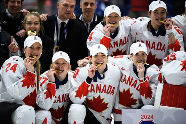 240414 Players of Canada celebrate after the 2024 IIHF Women s World Championship final between USA and Canada on April 14, 2024 in Utica Photo Aron Broman BILDBYRAN COP 341 AM0053 ishockey ice hockey vm dam 2024 iihf womens world championship dam vm ishockey vm final usa canada kanada women bbeng jubel  Copyright: ARONxBROMAN BB240414AM171