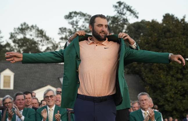Sport Bilder des Tages (240415) -- AUGUSTA, April 15, 2024 -- Scottie Scheffler of the United States puts on the green jacket during the awarding ceremony for the 2024 Masters golf tournament at Augusta National Golf Club in Augusta, Georgia, the United States on April 14, 2024. ) (SP)U.S.-AUGUSTA-MASTERS-GOLF TOURNAMENT WuxXiaoling 