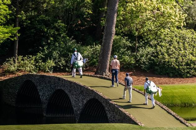 240414 Scottie Scheffler of the United States and Collin Morikawa of the United States at the 18th green during the final round of the 2024 Masters Golf Tournament on April 14, 2024 in Augusta Photo Petter Arvidson BILDBYRAN kod PA PA0795 bbeng golf masters the masters Augusta us masters  Copyright: PETTERxARVIDSON BB240414PA263