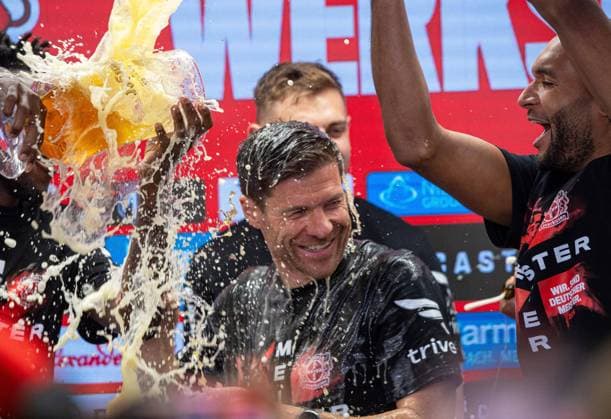 Soccer, Men, Season 2023 2024, 1 Bundesliga 29 Matchday , Bayer 04 Leverkusen SV Werder Bremen, Leverkusen celebrates the championship, Coach Xabi Alonso Bayer 04 Leverkusen is poured with beer at the press conference, Cheers after the final whistle, 14 04 2024, Copyright: xSebastianxRäppold MatthiasxKochx