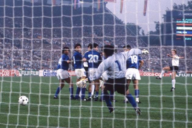 Andreas BREHME (GER) schiesst per Freistoss das Tor zum 1:1, Torwart Walter ZENGA (ITA) ohne Abwehrchance, Deutschland (GER) - Italien (ITA) 1:1 Fussball EM EURO 1988 in Deutschland, 10.06.1988 im Rheinstadion Duesseldorf, Â *** Andreas BREHME GER scores from a free kick to make it 1 1, goalkeeper Walter ZENGA ITA has no chance to defend, Germany GER Italy ITA 1 1 EURO 1988 in Germany, 10 06 1988 at the Rheinstadion Duesseldorf, Â
