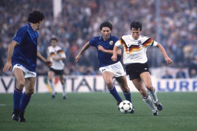 Lothar MATTHAEUS (Matthäus, GER) gegen Carlo ANCELOTTI (ITA), Aktion, Zweikampf, Deutschland (GER) - Italien (ITA) 1:1 Fussball EM EURO 1988 in Deutschland, 10.06.1988 im Rheinstadion Duesseldorf, Â *** Lothar MATTHAEUS Matthäus, GER against Carlo ANCELOTTI ITA , action, duel, Germany GER Italy ITA 1 1 Soccer EURO 1988 in Germany, 10 06 1988 at the Rheinstadion Duesseldorf, Â
