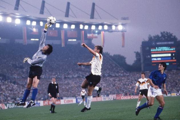 Torwart Walter ZENGA (ITA) pariert eine Torchance von Rudi VOELLER (Völler, GER) Aktion, Zweikampf, rechts Fernando DE NAPOLI (ITA) Deutschland (GER) - Italien (ITA) 1:1 Fussball EM EURO 1988 in Deutschland, 10.06.1988 im Rheinstadion Duesseldorf, Â *** Goalkeeper Walter ZENGA ITA saves a goal chance from Rudi VOELLER Völler, GER action, tackle, right Fernando DE NAPOLI ITA Germany GER Italy ITA 1 1 European Football Championship EURO 1988 in Germany, 10 06 1988 in the Rheinstadion Duesseldorf, Â