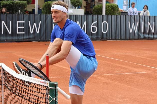 Alexander Zverev GER laces up his tennis shoes, Tennis BMW Open 2024 15 04 2004 Munich PHOTO Mladen Lackovic LakoPress