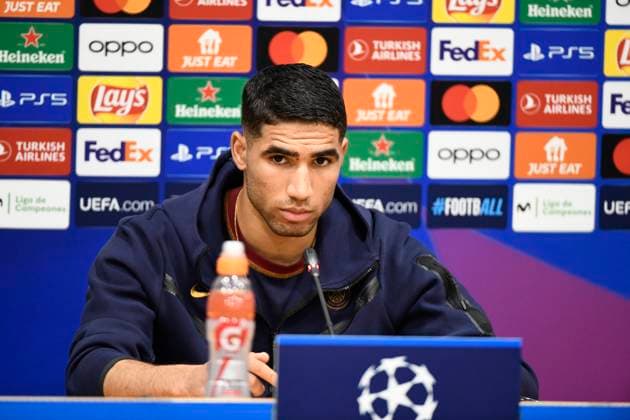 BARCELONA, SPAIN - APRIL 16 : Achraf HAKIMI (PSG) lors de la conference de presse pour le quart de final retour de la Ligue des Champions opposant le FC Barcelona, Barca au Paris Saint Germain le 16 avril 2024 au Estadi Olimpic Lluis Companys a Barcelone, Espagne. FOOTBALL : Entrainement du Paris Saint Germain - Champions League - 15 04 2024 ValentinaClaret Panoramic 