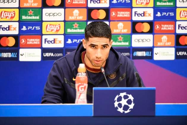 BARCELONA, SPAIN - APRIL 16 : Achraf HAKIMI (PSG) lors de la conference de presse pour le quart de final retour de la Ligue des Champions opposant le FC Barcelona, Barca au Paris Saint Germain le 16 avril 2024 au Estadi Olimpic Lluis Companys a Barcelone, Espagne. FOOTBALL : Entrainement du Paris Saint Germain - Champions League - 15 04 2024 ValentinaClaret Panoramic 
