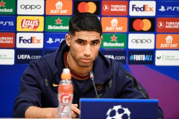 BARCELONA, SPAIN - APRIL 16 : Achraf HAKIMI (PSG) lors de la conference de presse pour le quart de final retour de la Ligue des Champions opposant le FC Barcelona, Barca au Paris Saint Germain le 16 avril 2024 au Estadi Olimpic Lluis Companys a Barcelone, Espagne. FOOTBALL : Entrainement du Paris Saint Germain - Champions League - 15 04 2024 ValentinaClaret Panoramic 