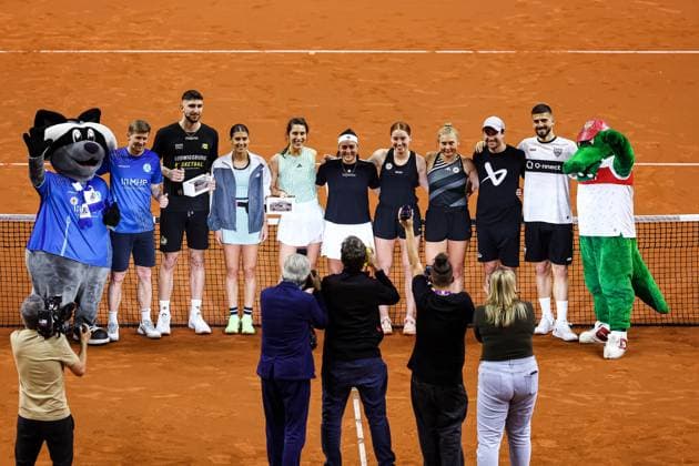All participants from the show act group photo vR v L Maskotchen from Stuttgarte Kickers, Marc Stein Stuttgarter Kickers, Aeneas Jung from MHP Riesen, Sorana Cirstea, Andrea Petkovic, Ons Jabeur, Ella Seidel, Nastasja Schunk, Fabian Bredlow, VFB Maskotchen GER Porsche Tennis Grand Prix GP Stuttgart 2024, Porsche Arena, 15 04 2024 GER Porsche Tennis Grand Prix GP Stuttgart 2024 Porsche Arena, 15 04 2024 Stuttgart Copyright: xEibner-Pressefoto RogerxBuerkex EP