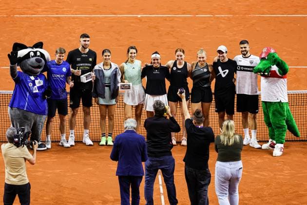 All participants from the show act group photo vR v L Maskotchen from Stuttgarte Kickers, Marc Stein Stuttgarter Kickers, Aeneas Jung from MHP Riesen, Sorana Cirstea, Andrea Petkovic, Ons Jabeur, Ella Seidel, Nastasja Schunk, Fabian Bredlow, VFB Maskotchen GER Porsche Tennis Grand Prix GP Stuttgart 2024, Porsche Arena, 15 04 2024 GER Porsche Tennis Grand Prix GP Stuttgart 2024 Porsche Arena, 15 04 2024 Stuttgart Copyright: xEibner-Pressefoto RogerxBuerkex EP