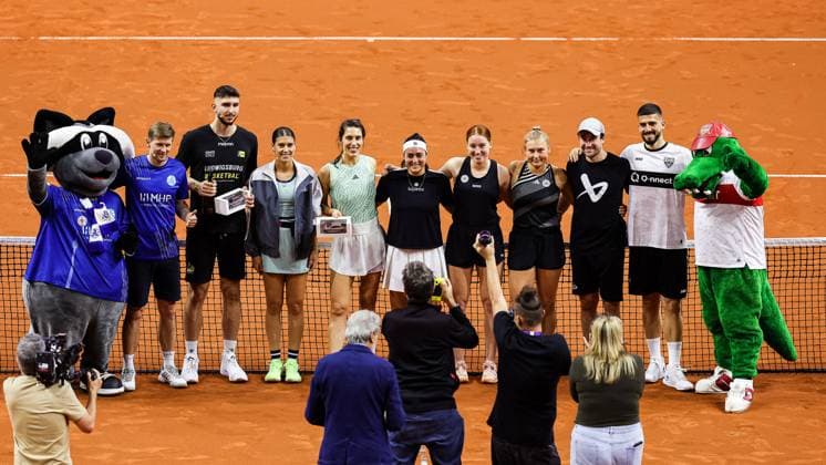 All participants from the show act group photo vR v L Maskotchen from Stuttgarte Kickers, Marc Stein Stuttgarter Kickers, Aeneas Jung from MHP Riesen, Sorana Cirstea, Andrea Petkovic, Ons Jabeur, Ella Seidel, Nastasja Schunk, Fabian Bredlow, VFB Maskotchen GER Porsche Tennis Grand Prix GP Stuttgart 2024, Porsche Arena, 15 04 2024 GER Porsche Tennis Grand Prix GP Stuttgart 2024 Porsche Arena, 15 04 2024 Stuttgart Copyright: xEibner-Pressefoto RogerxBuerkex EP