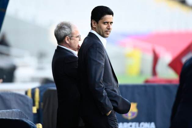 BARCELONA, SPAIN - APRIL 15 : Luis CAMPOS, conseiller sportif, et Nasser AL-KHELAIFI, president du PSG, lors de l™entrainement du PSG avant le quart de final retour de la Ligue des Champions opposant le FC Barcelona, Barca au Paris Saint Germain le 15 avril 2024 au Estadi Olimpic Lluis Companys a Barcelone, Espagne. FOOTBALL : Entrainement du Paris Saint Germain - Champions League - 15 04 2024 ValentinaClaret Panoramic 