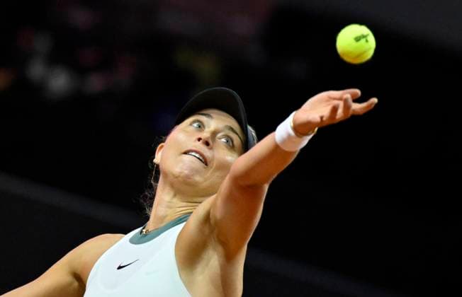 Paula Badosa ESP Action Serve Tennis Ladies Porsche Cup Porsche Tennis Grand Prix GP Stuttgart 2024 Porsche Arena 15 04 2023 DFL REGULATIONS PROHIBIT ANY USE OF PHOTOGRAPHS AS IMAGE SEQUENCES AND OR QUASI VIDEO Porsche Tennis Grand Prix GP Stuttgart 2024