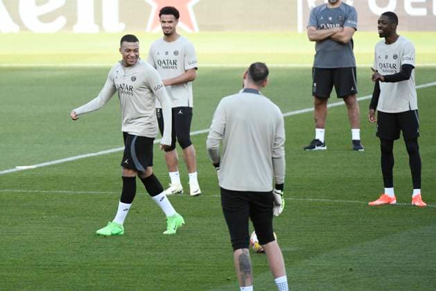 BARCELONA, SPAIN - APRIL 15 : Entrainement du PSG avant le quart de final retour de la Ligue des Champions opposant le FC Barcelona, Barca au Paris Saint Germain le 15 avril 2024 au Estadi Olimpic Lluis Companys a Barcelone, Espagne. FOOTBALL : Entrainement du Paris Saint Germain - Champions League - 15 04 2024 ValentinaClaret Panoramic 