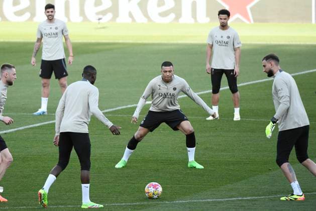 BARCELONA, SPAIN - APRIL 15 : Entrainement du PSG avant le quart de final retour de la Ligue des Champions opposant le FC Barcelona, Barca au Paris Saint Germain le 15 avril 2024 au Estadi Olimpic Lluis Companys a Barcelone, Espagne. FOOTBALL : Entrainement du Paris Saint Germain - Champions League - 15 04 2024 ValentinaClaret Panoramic 