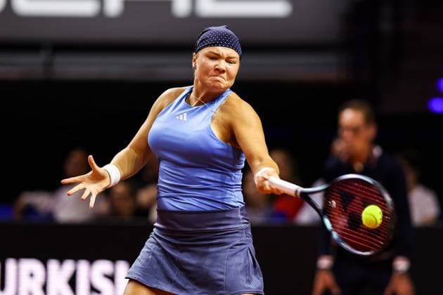 Diana Shnaider RUS Paula Badosa vs Diana Shnaider GER Porsche Tennis Grand Prix GP Stuttgart 2024, Porsche Arena, 15 04 2024 GER Porsche Tennis Grand Prix GP Stuttgart 2024 Porsche Arena, 15 04 2024 Stuttgart Copyright: xEibner-Pressefoto RogerxBuerkex EP