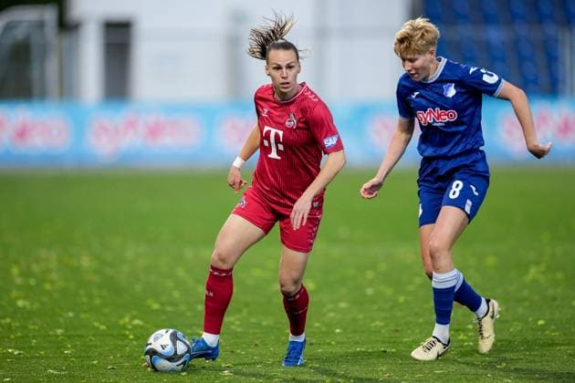 v li Dora Zeller Köln, 19 , Paulina Krumbiegel TSG, 8 , duel, duel, tackle, tackling, dynamics, action, action, 15 04 2024, Sinsheim Hoffenheim Germany , Football, Google Pixel Women Bundesliga, TSG 1899 Hoffenheim 1 FC Köln, DFB DFL REGULATIONS PROHIBIT ANY USE OF PHOTOGRAPHS AS IMAGE SEQUENCES AND OR QUASI VIDEO xozx