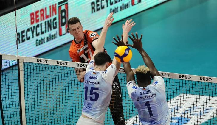 Marek Sotola in attack, Jackson Young, Jose Israel Masso Alvarez duel Game scene Action Sport Volleyball Playoff Final 1 Match Bundesliga Men Season 2023 2024 15 04 2024 BR Volleys Berlin BRV vs VfB Friedrichshafen
