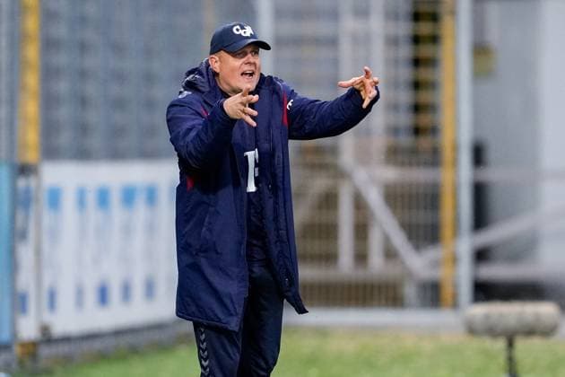Daniel Weber Coach, Head Coach, 1 FC Köln , gives instructions, gestures, gesticulates with arms, single image, single photo, action, action, 15 04 2024, Sinsheim Hoffenheim Germany , Football, Google Pixel Women Bundesliga, TSG 1899 Hoffenheim 1 FC Köln, DFB DFL REGULATIONS PROHIBIT ANY USE OF PHOTOGRAPHS AS IMAGE SEQUENCES AND OR QUASI VIDEO xozx