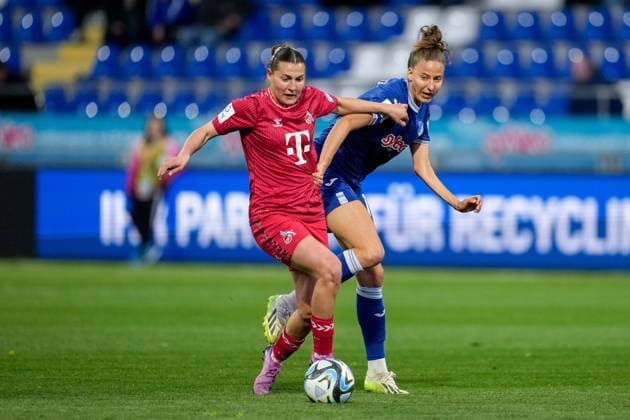 v li Carlotta Wamser Cologne, 30 , Franziska Harsch TSG, 17 , duel, duel, tackle, tackling, dynamics, action, action, 15 04 2024, Sinsheim Hoffenheim Germany , Football, Google Pixel Women Bundesliga, TSG 1899 Hoffenheim 1 FC Köln, DFB DFL REGULATIONS PROHIBIT ANY USE OF PHOTOGRAPHS AS IMAGE SEQUENCES AND OR QUASI VIDEO xozx