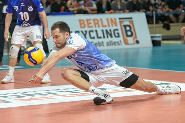 Berlin, Germany 15 April 2024 1 VBL 2023 2024 Final Sp 1 Berlin Recycling Volleys vs VfB Friedrichshafen In the picture Tim Peter VfB Friedrichshafen stretches towards the ball Copyright: xFotostandx xReuhlx