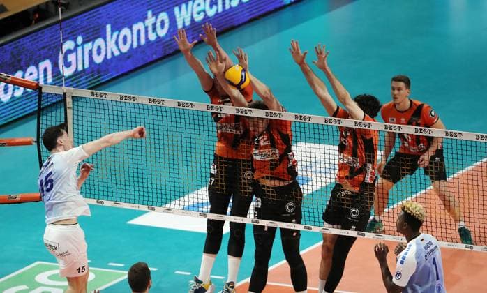 Jackson Young in attack, Marek Sotola, Saso Stalekar, Timothee Carle, Johannes Tille duel Match scene Action Sport Volleyball Playoff Final 1 Match Bundesliga Men Season 2023 2024 15 04 2024 BR Volleys Berlin BRV vs VfB Friedrichshafen