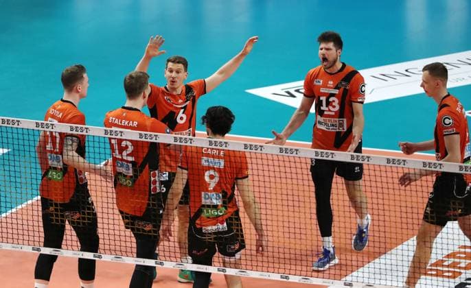 Marek Sotola, Saso Stalekar, Johannes Tille, Timothee Carle, Ruben Schott cheer after winning points Joy Emotion Jubilation Sport Volleyball Playoff Final 1 Match Bundesliga Men Season 2023 2024 15 04 2024 BR Volleys Berlin BRV vs VfB Friedrichshafen