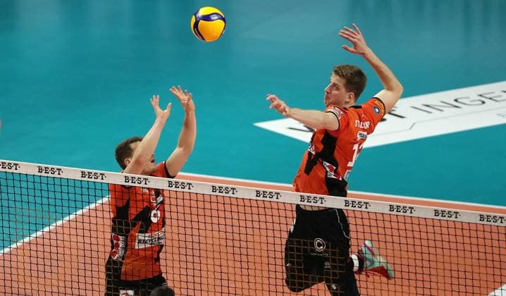 Johannes Tille sets up Saso Stalekar Sport Volleyball Playoff Final 1 Match Bundesliga Men Season 2023 2024 15 04 2024 BR Volleys Berlin BRV vs VfB Friedrichshafen