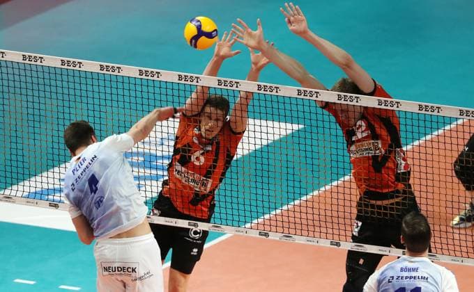 Tim Peter in attack, Johannes Tille, Saso Stalekar duel Match scene Action Sport Volleyball Playoff Final 1 Match Bundesliga Men Season 2023 2024 15 04 2024 BR Volleys Berlin BRV vs VfB Friedrichshafen