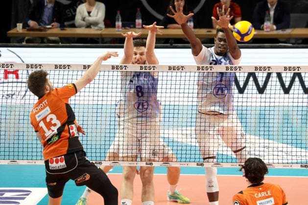 DEU, DVV, 1 VBL, BR Volleys vs VfB Friedrichshafen, 15 04 2024, Max Schmeling Halle, Berlin, DEU, DVV, 1 VBL, BR Volleys vs VfB Friedrichshafen, in the picture Ruben Schott BR Volleys 13 , Aleksa Batak Friedrichshafen 8 , Jose Israel Masso Alvarez Friedrichshafen 1 Photo Juergen Engler nordphoto GmbH nordphotoxGmbHx xEngler nph00076