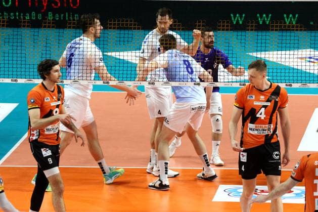 DEU, DVV, 1 VBL, BR Volleys vs VfB Friedrichshafen, 15 04 2024, Max Schmeling Halle, Berlin, DEU, DVV, 1 VBL, BR Volleys vs VfB Friedrichshafen, in the picture Timothee Carle BR Volleys 9 , Timo Tammemaa BR Volleys 4 , Friedrichshafen players circle Photo Juergen Engler nordphoto GmbH nordphotoxGmbHx xEngler nph00076