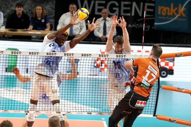 DEU, DVV, 1 VBL, BR Volleys vs VfB Friedrichshafen, 15 04 2024, Max Schmeling Halle, Berlin, DEU, DVV, 1 VBL, BR Volleys vs VfB Friedrichshafen, in the picture Marek Sotola BR Volleys 17 , Jose Israel Masso Alvarez Friedrichshafen 1 , Jackson Young Friedrichshafen 15 Photo Juergen Engler nordphoto GmbH nordphotoxGmbHx xEngler nph00076